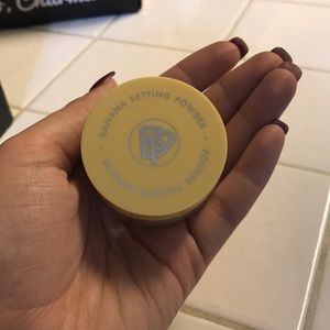 Bella Pierre Banana Setting Powder